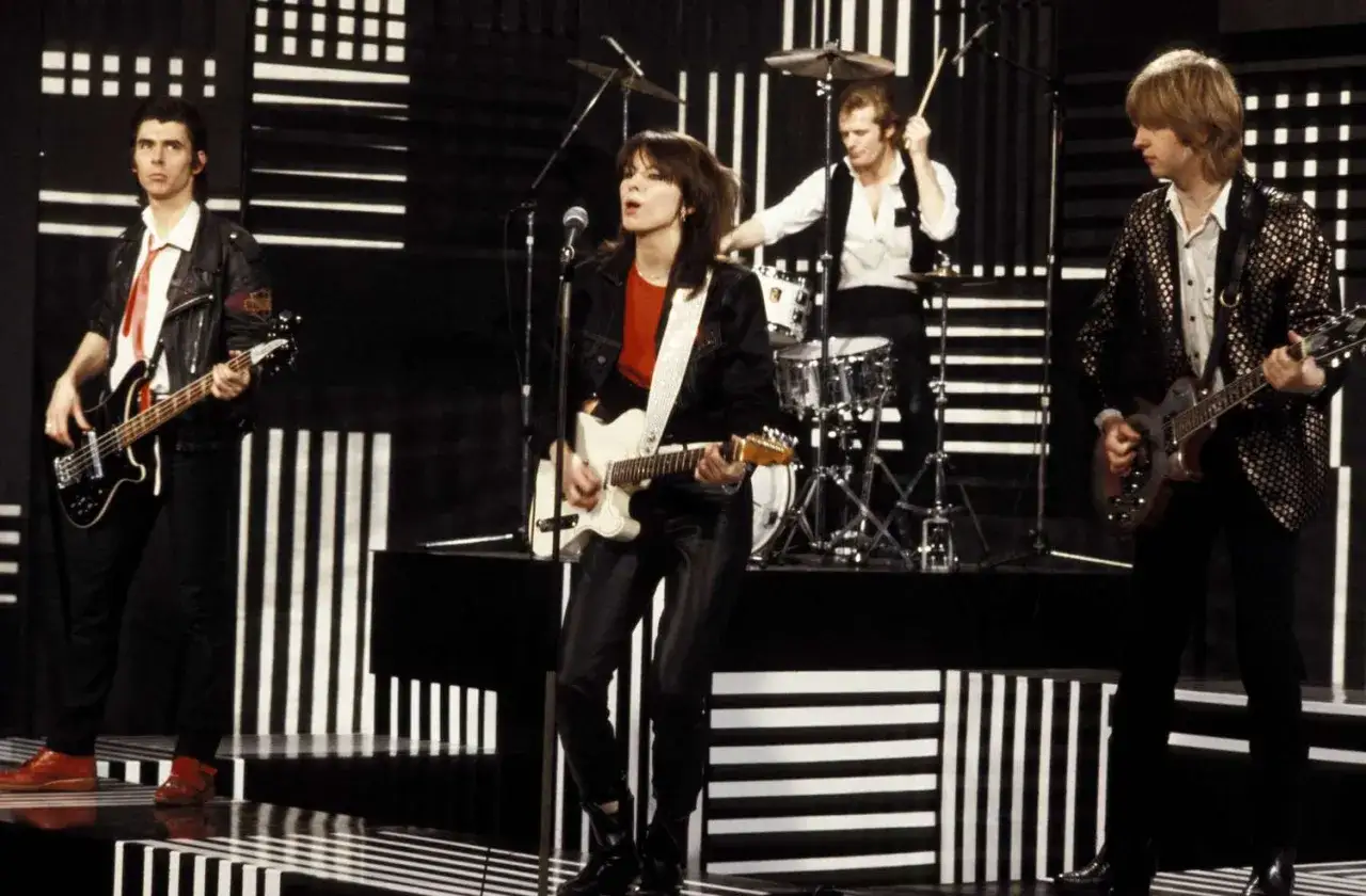 Un groupe hollandais des ann&eacute;es 80 sur sc&egrave;ne, avec un bassiste, une guitariste chanteuse, un batteur et un guitariste.