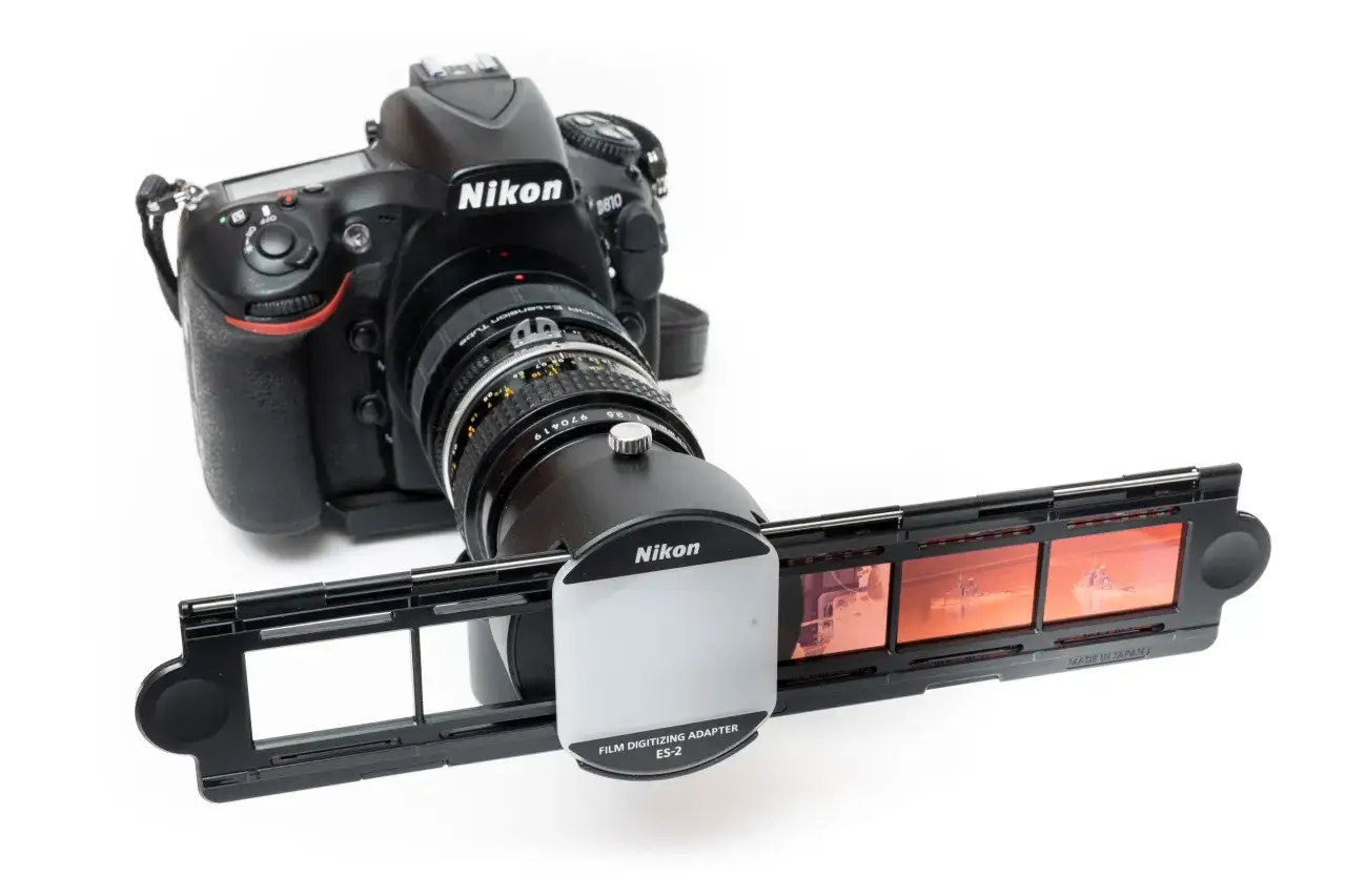 Nikon D810 med adapter f&ouml;r att omvandla negativ till digitala bilder. Filmremsa med bilder p&aring; fartyg.