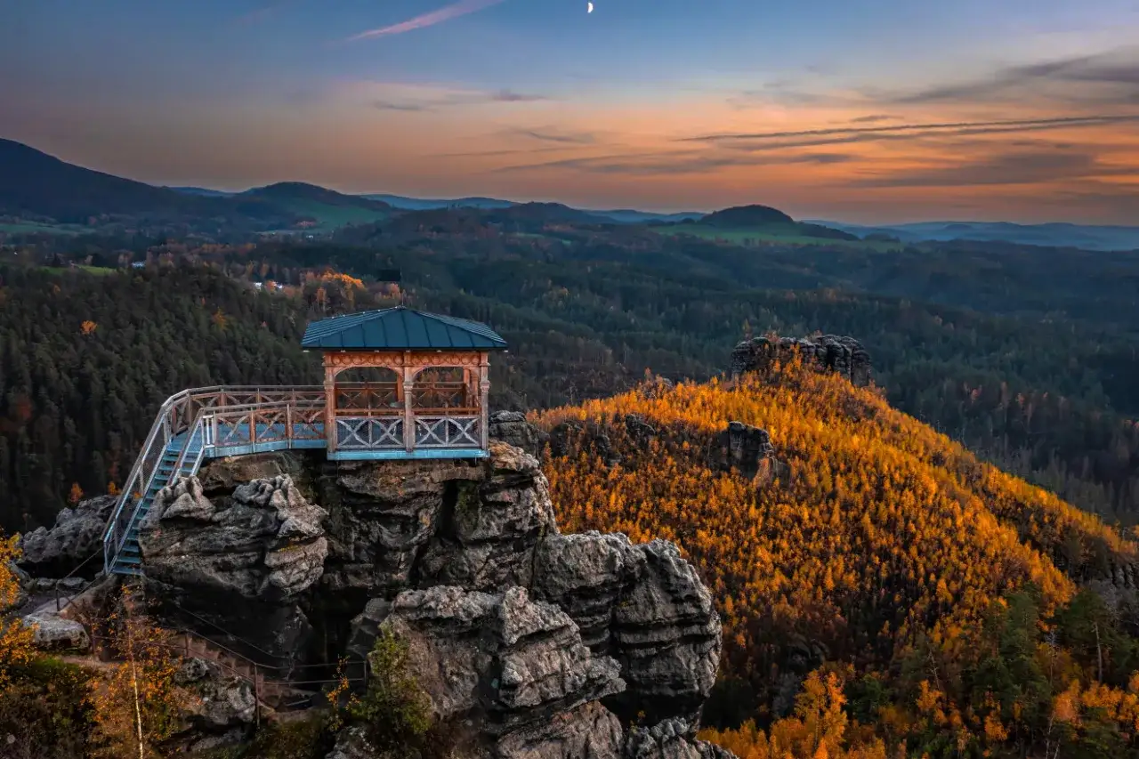Altanka widokowa na skale, otoczona jesiennym lasem. Jedna z wielu czeskich atrakcji, zapierająca dech w piersiach panorama.