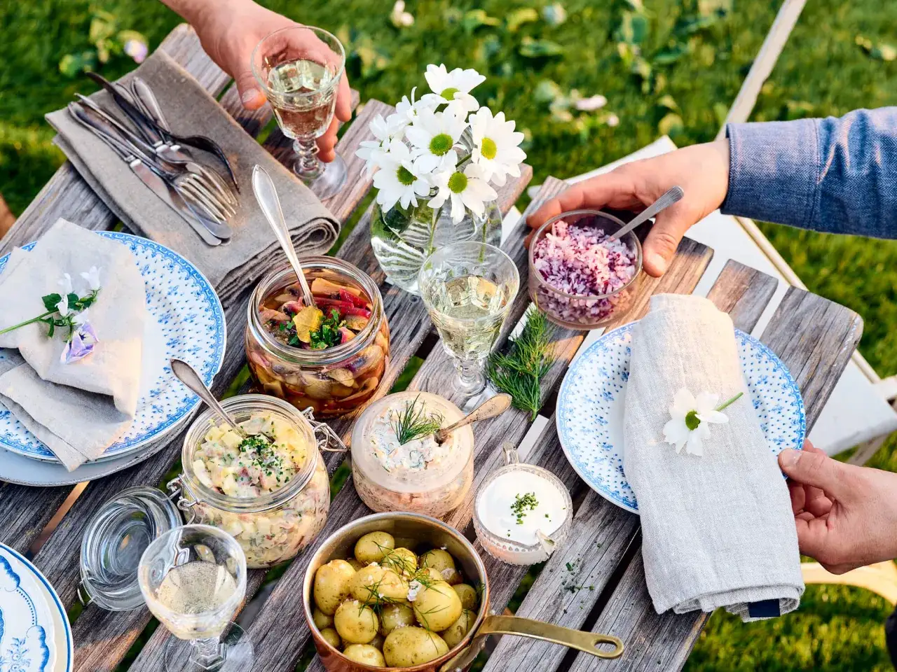 En h&auml;rlig sommarm&aring;ltid med sill, potatis och tillbeh&ouml;r. Perfekt vin till sillen.