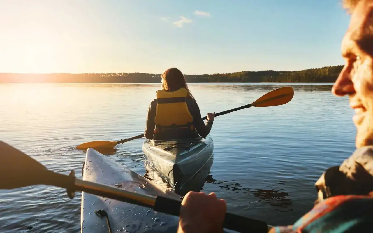 Tv&aring; personer paddlar kajak i solnedg&aring;ngen vid destination G&aring;svik.