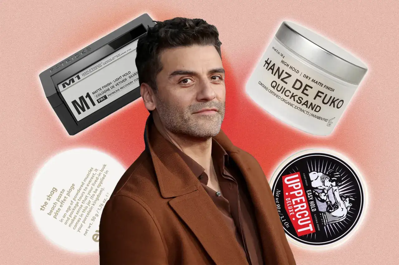 Oscar Isaac med rufsigt h&aring;r, omgiven av stylingprodukter f&ouml;r m&auml;n.