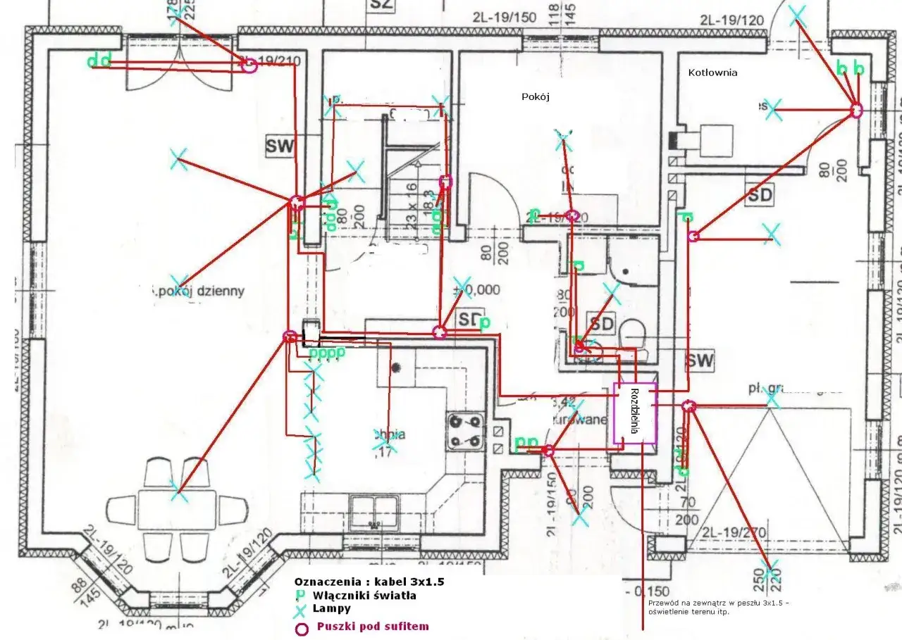 Projekt instalacji elektrycznej domu, pokazujący rozmieszczenie przewodów i punktów świetlnych. Określa ile metrów przewodu elektrycznego na dom potrzeba do wykonania instalacji.