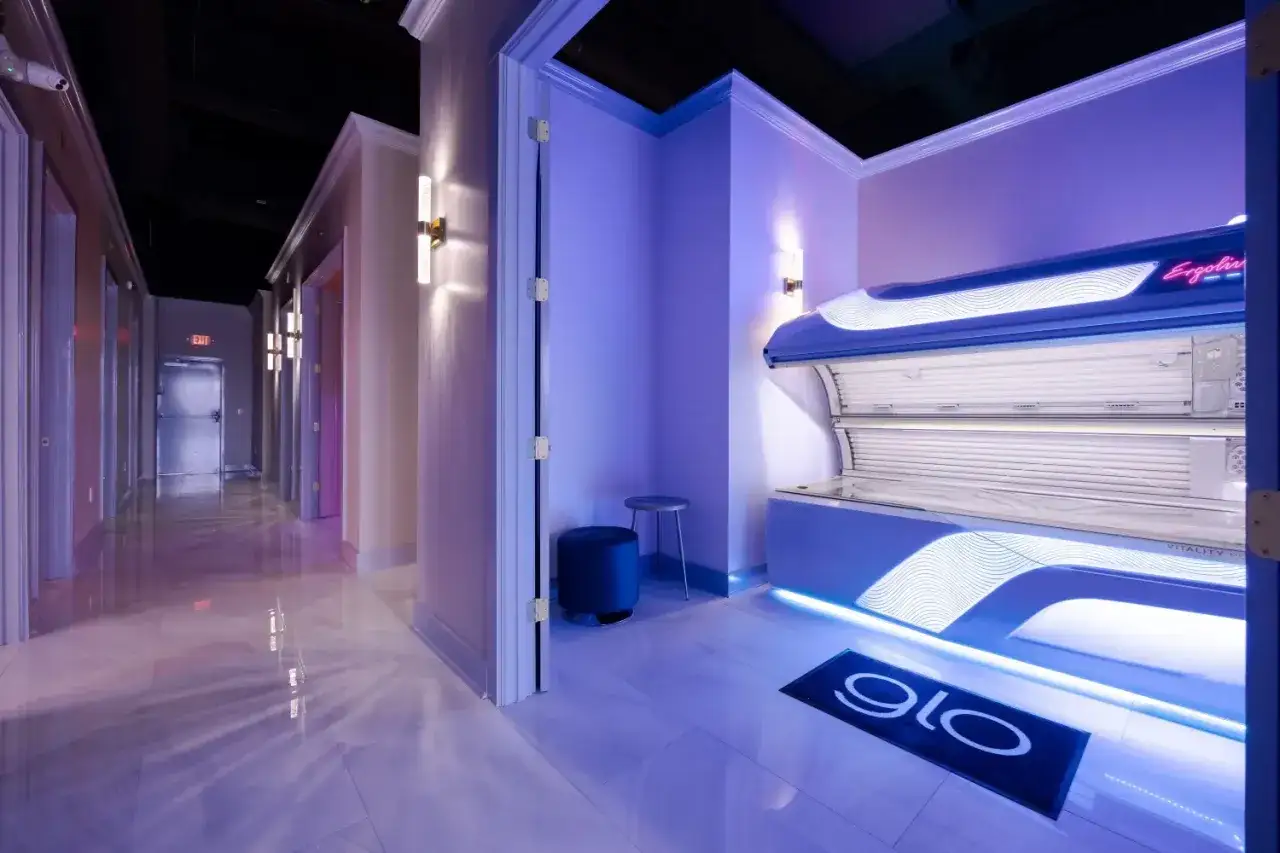 Nowoczesne solarium z leżanką Ergoline. Dowiedz się, jak przyspieszyć opalanie nóg w solarium, by uzyskać idealny brąz.