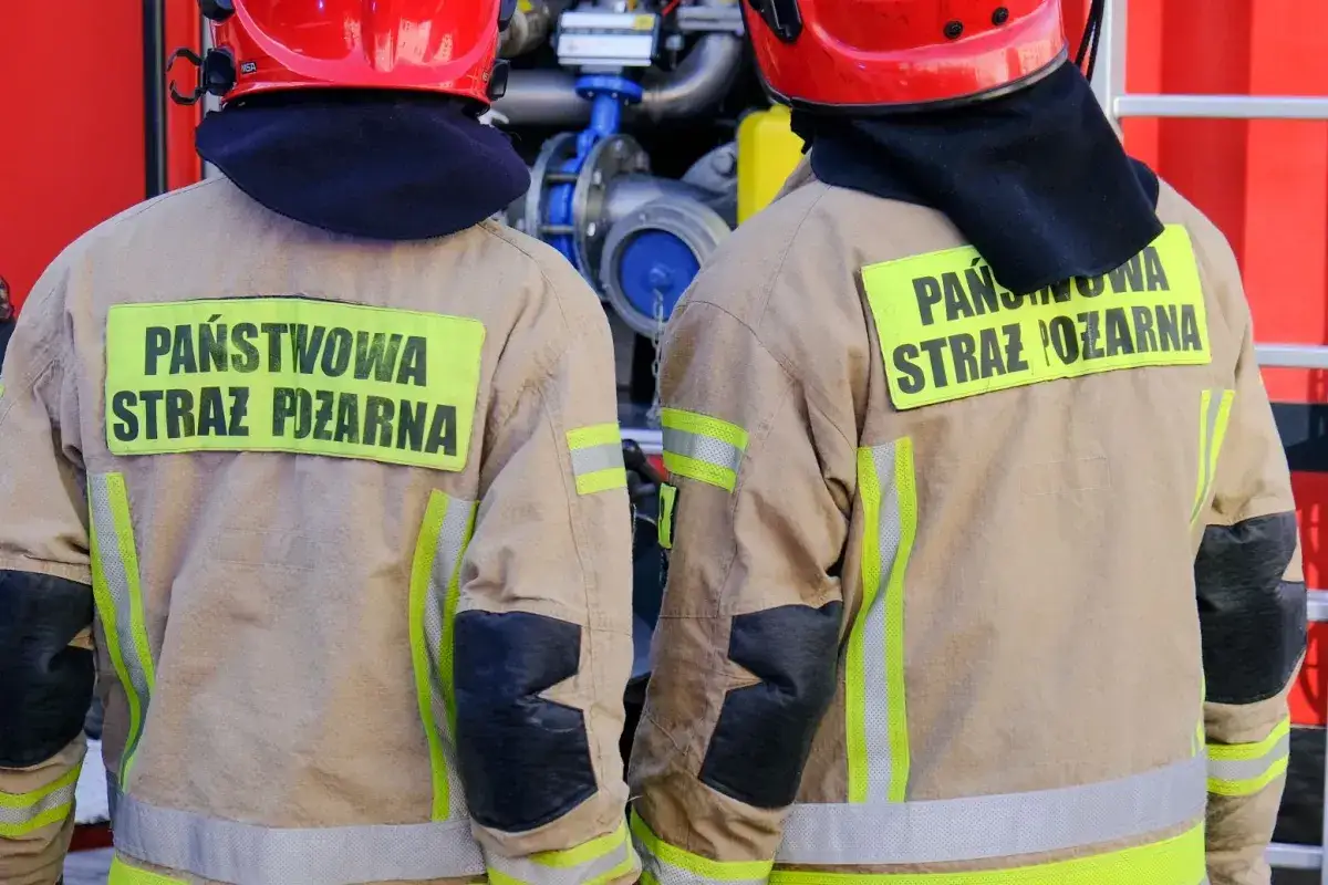Dwóch strażaków w mundurach Państwowej Straży Pożarnej. Zastanawiasz się, ile zarabia oficer straży pożarnej?