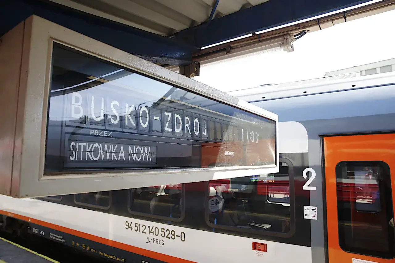 Tablica informacyjna na dworcu kolejowym: 