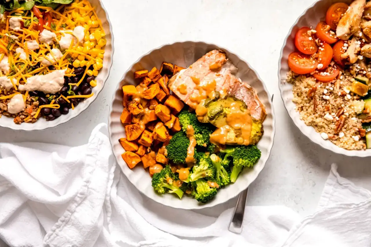 Drei bunte Bowls mit Lachs, H&auml;hnchen und Gem&uuml;se. Perfekt, um eine gesunde Bowl selber machen zu k&ouml;nnen.