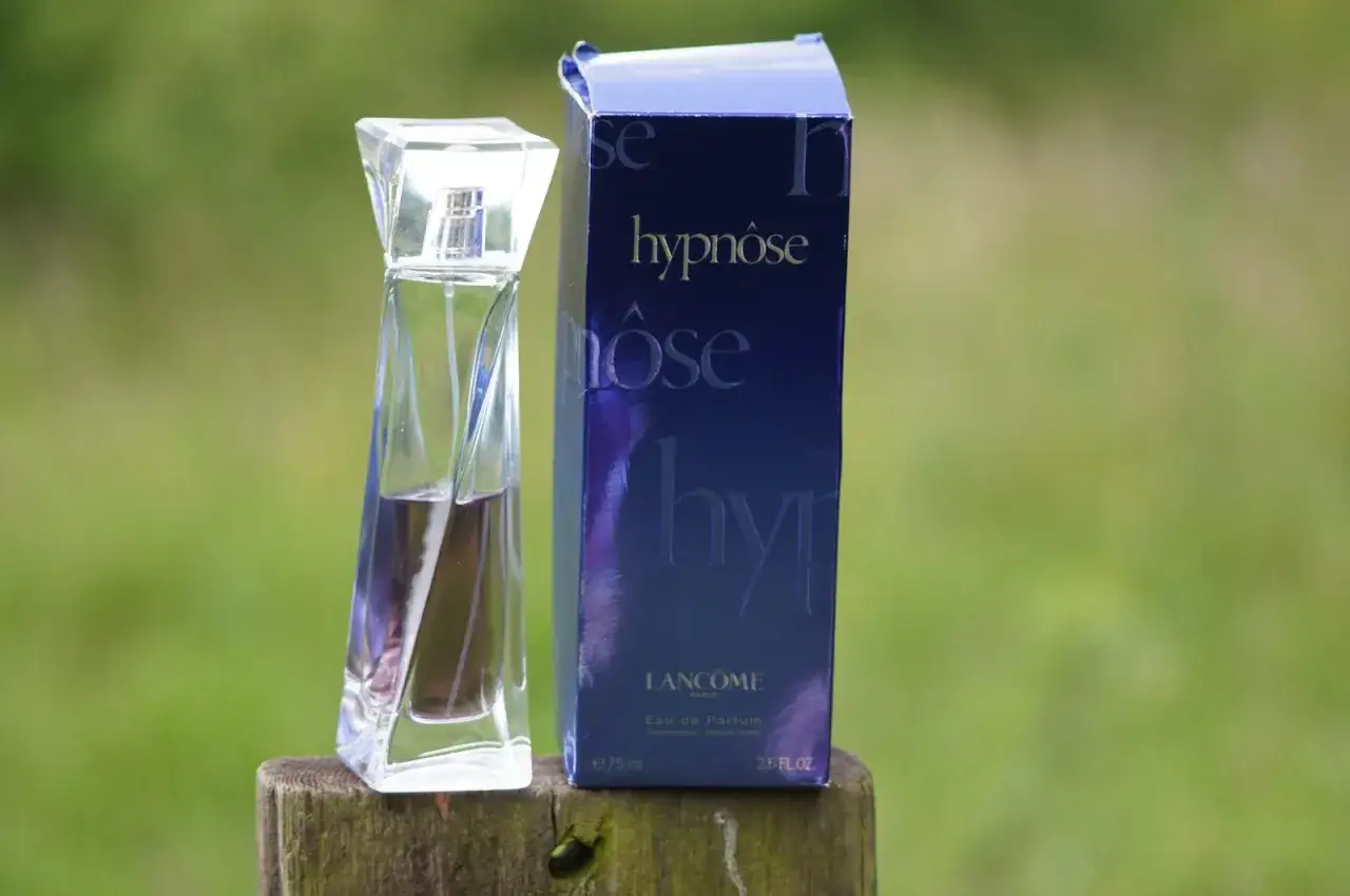 Flakon perfum Lancôme Hypnôse i jego pudełko na drewnianym pniu. Zapach, który wciąga w świat hipnozy.