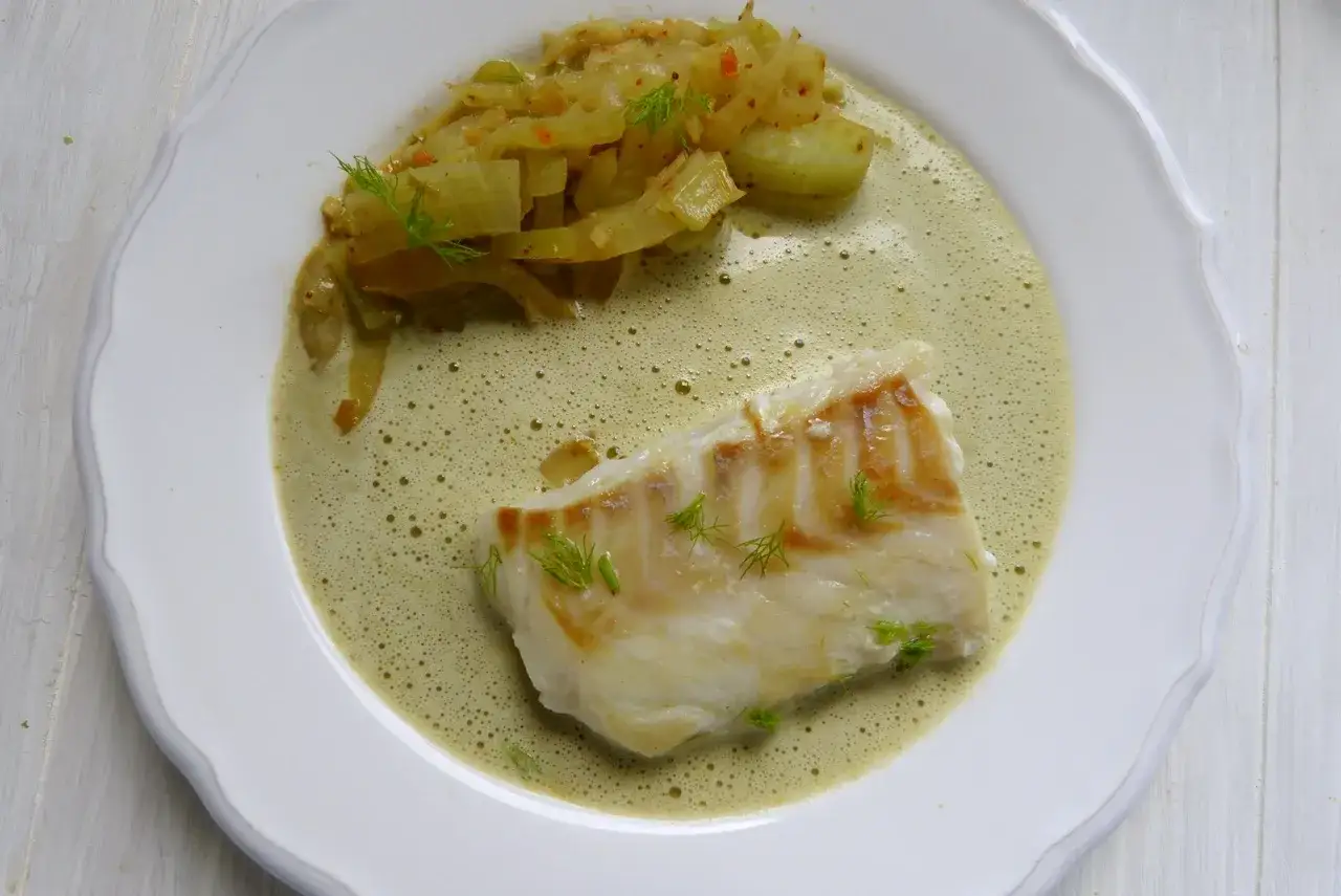 Gebratenes Fischfilet mit Fenchelgemüse in einer cremigen Sauce. Ein leckeres Gericht, das Lust auf mehr Sauerampfer Rezepte macht.