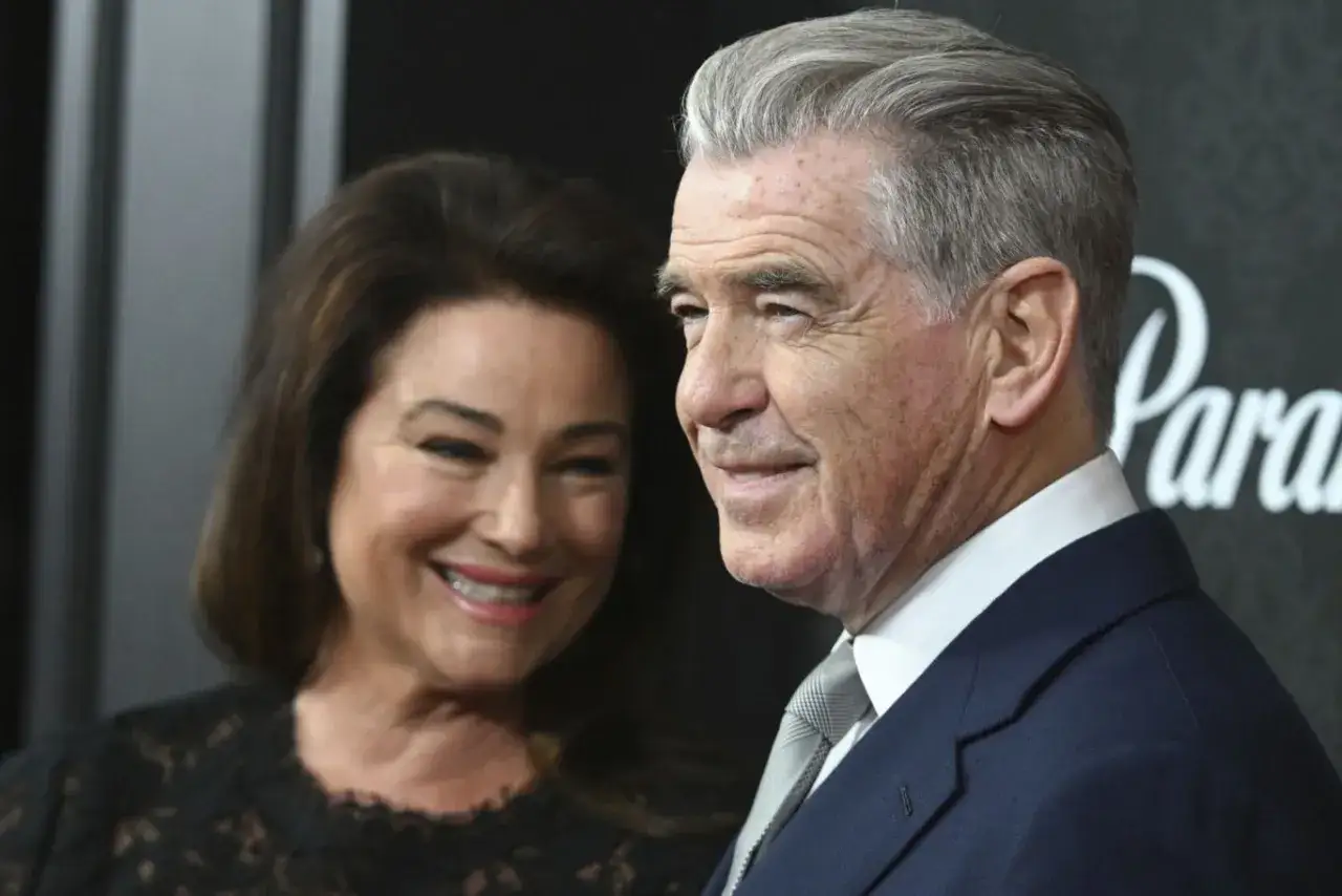 Pierce Brosnan z żoną, Keely Shaye Smith, uśmiechają się do siebie.