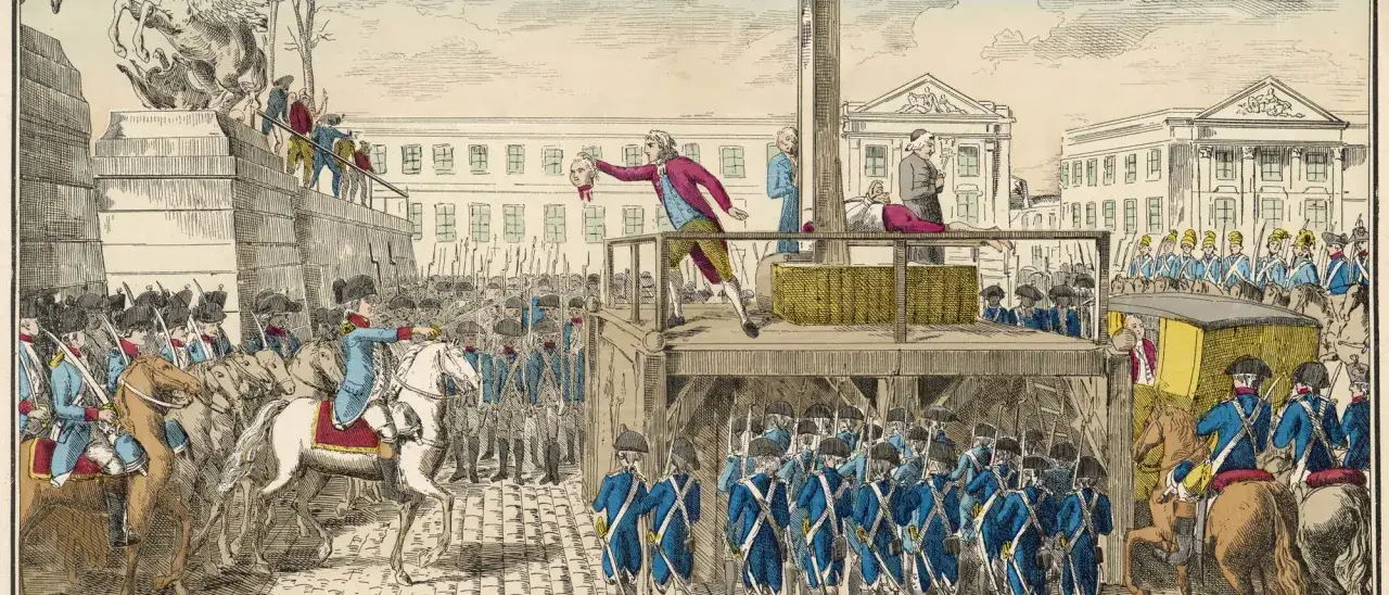Eine Szene der Franz&ouml;sischen Revolution: Eine Guillotine steht im Mittelpunkt, umgeben von Soldaten und einer Menge. Ein Mann h&auml;lt eine abgetrennte Hand hoch.