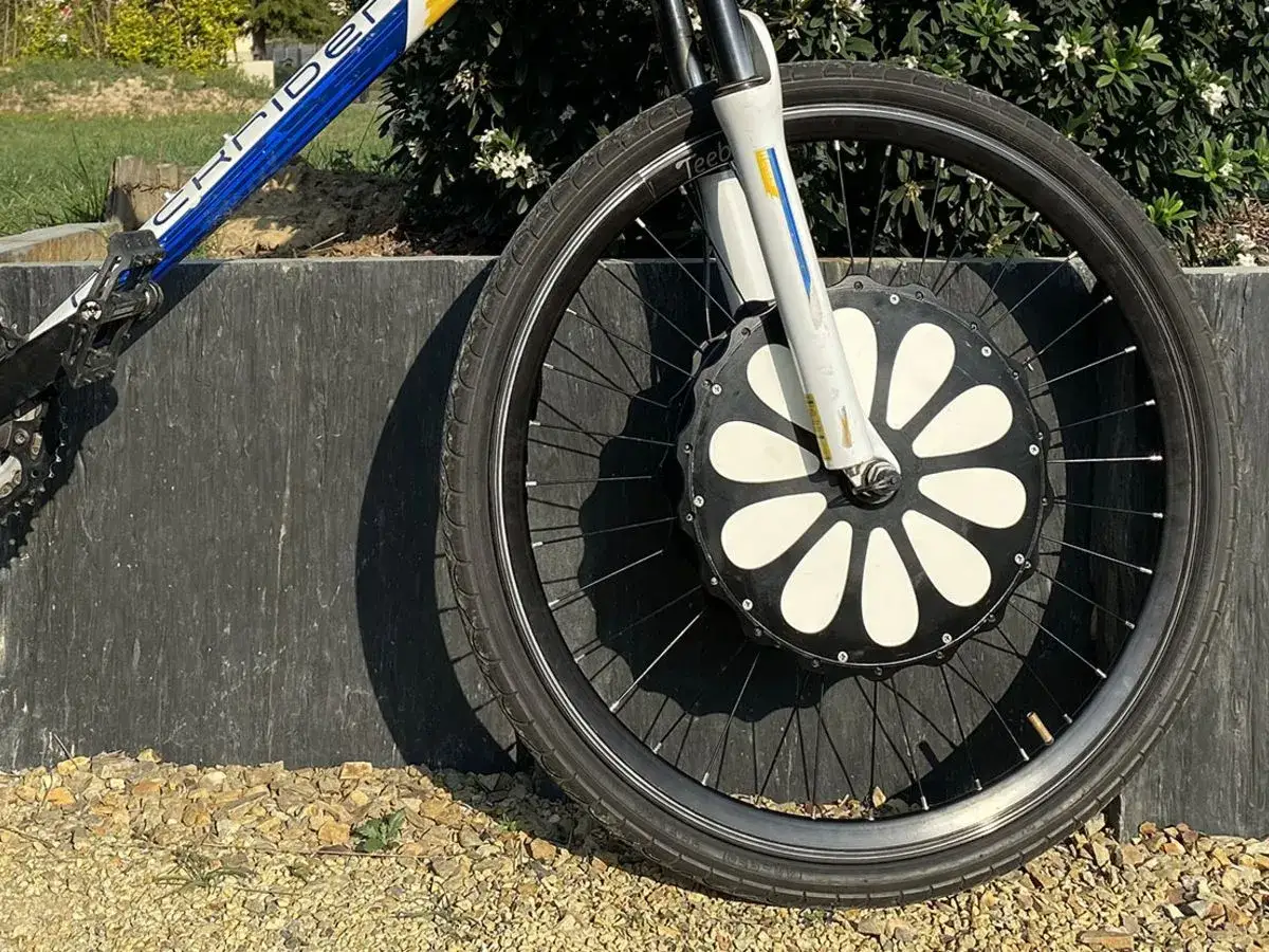 Roue avant d'un v&eacute;lo &eacute;lectrique Teebike, pr&ecirc;te &agrave; d&eacute;brider pour plus de puissance. Le moteur est int&eacute;gr&eacute; au moyeu.