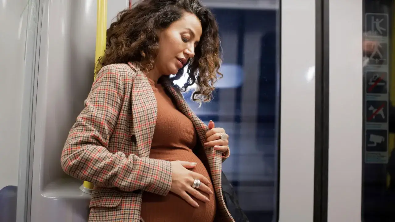 Gravid kvinna med magen i famnen på tåget, funderar på sertralin under graviditeten.