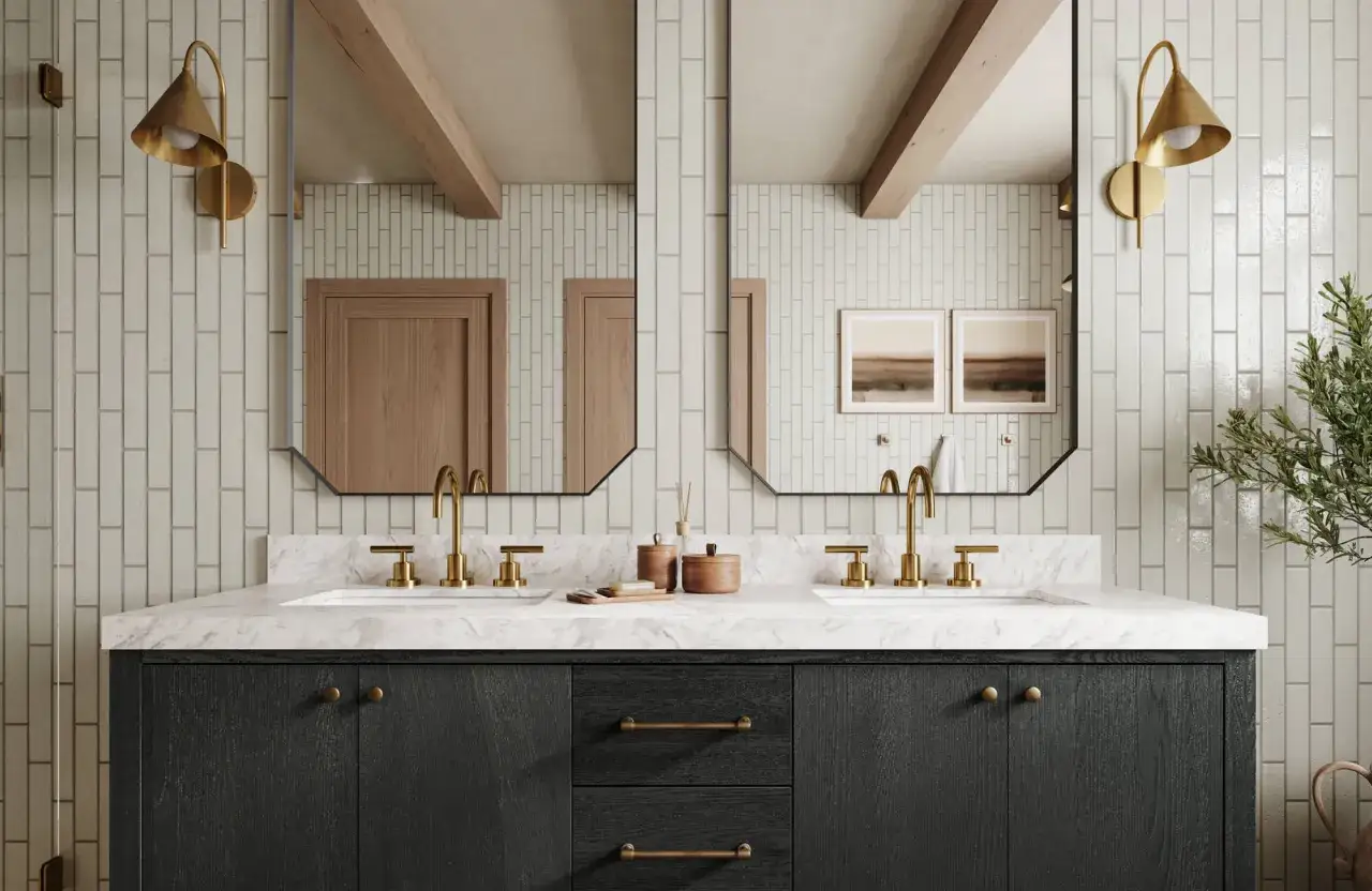 Elegante aplique baño pared dorado, con grifería a juego y mueble oscuro.