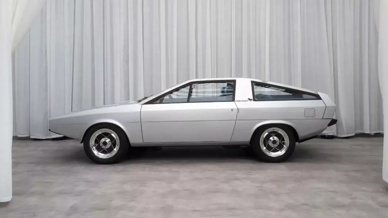 Silver Hyundai Pony Coupé, en sportig klassiker med en unik design.