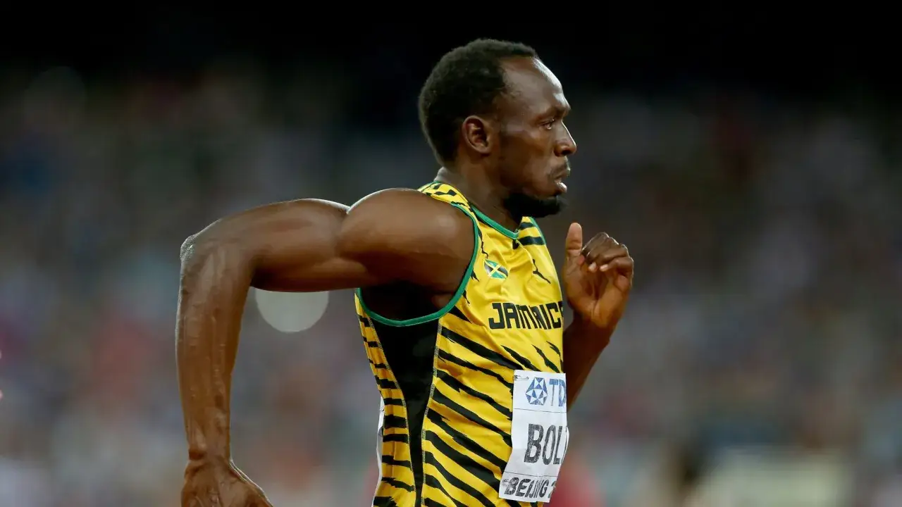 Usain Bolt en plena carrera, demostrando su velocidad m&aacute;xima. El atleta jamaicano corre con determinaci&oacute;n.