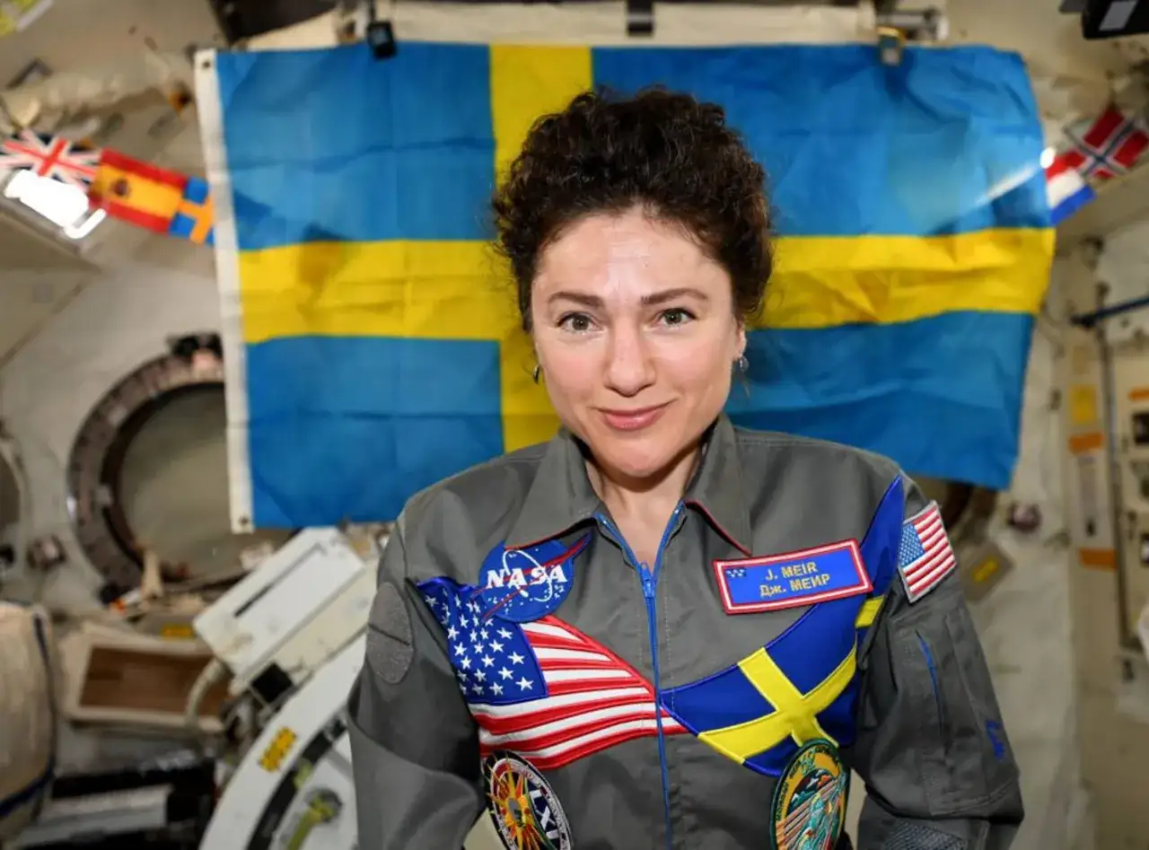 Astronaut med svensk flagga i bakgrunden, en symbol f&ouml;r ISS Sverige.