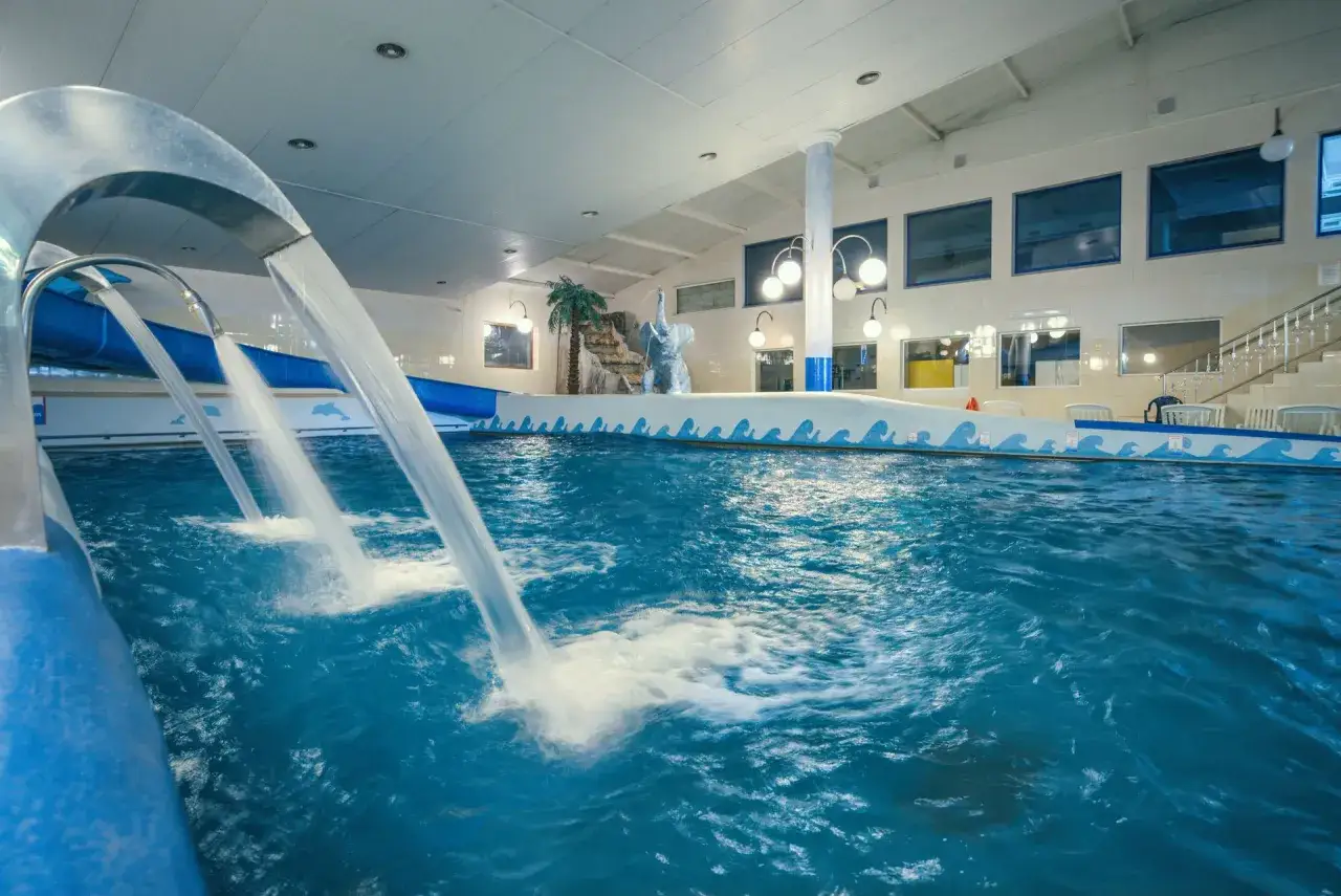 Wodospady w basenie hotel spa Białystok. Relaks i zabawa w wodzie.