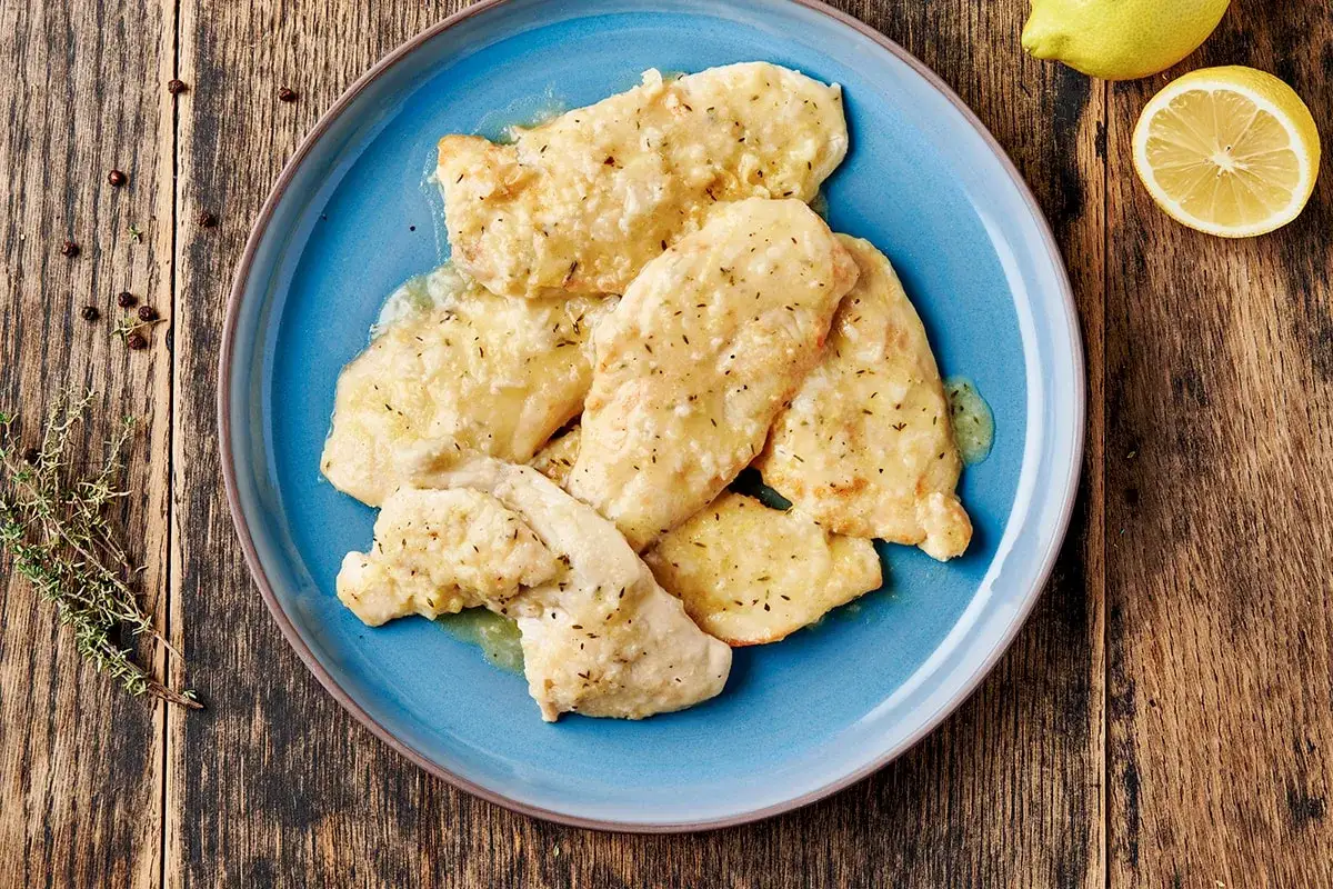Delizioso pollo al limone, pronto per essere gustato. Una ricetta semplice e saporita, perfetta per ogni occasione.