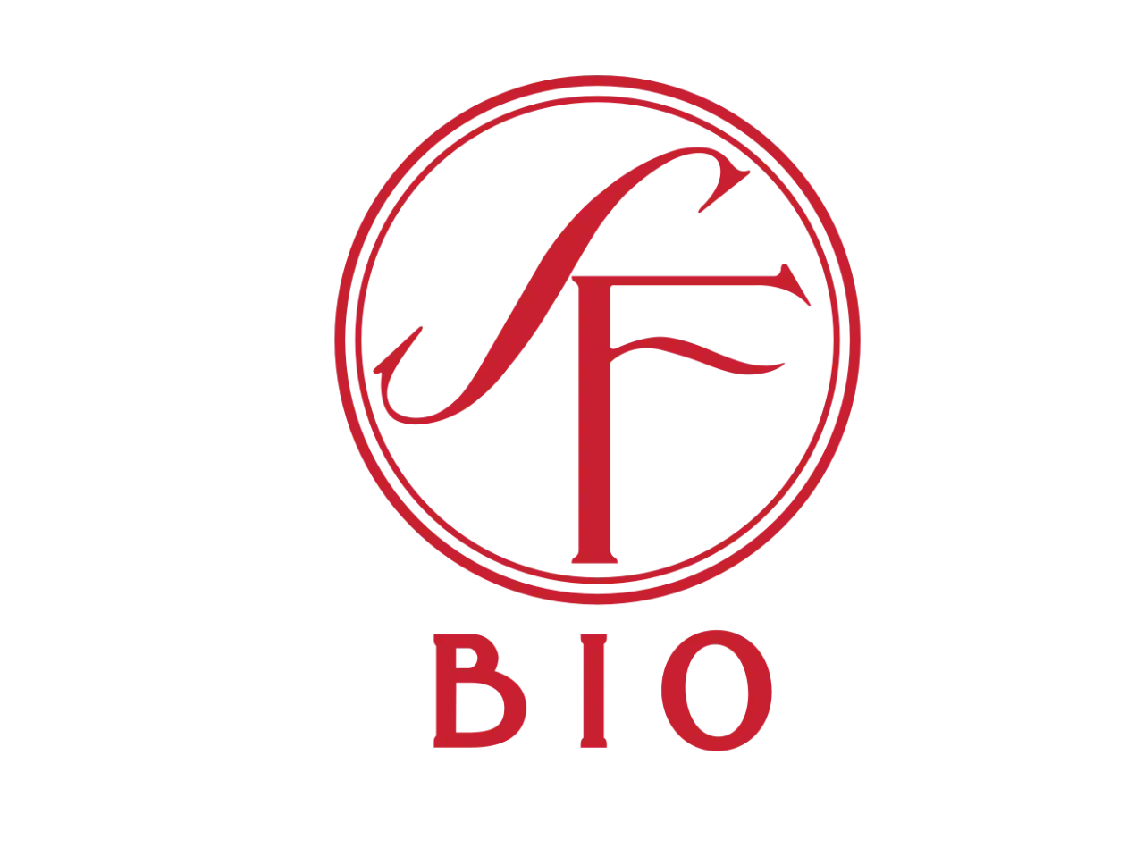 R&ouml;tt cirkul&auml;rt emblem med stiliserade bokst&auml;ver S och F, f&ouml;ljt av texten BIO. Filmstaden logo.