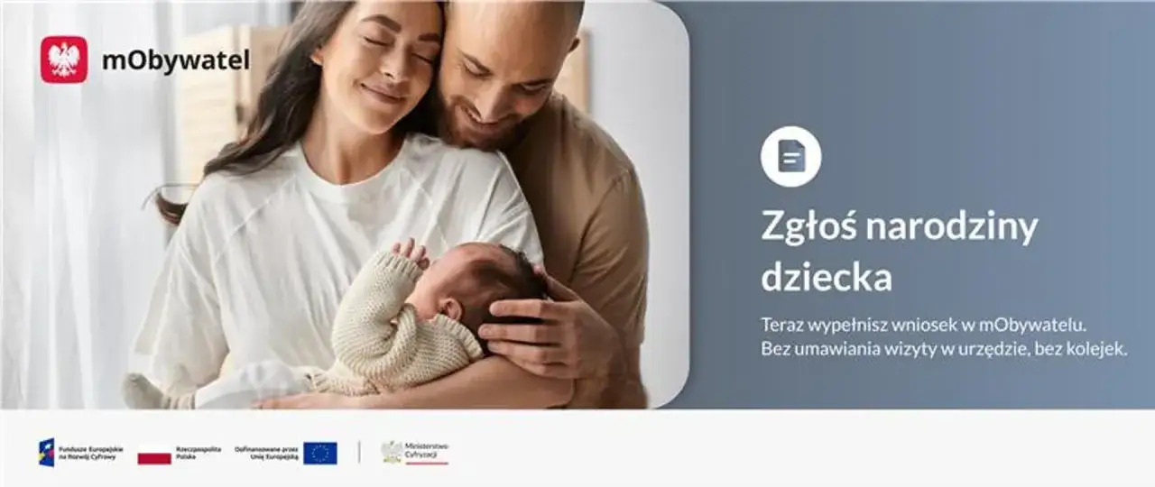 Szczęśliwi rodzice z dzieckiem. Zgłoś narodziny dziecka w mObywatelu. Czy jeden rodzic może zameldować dziecko? Tak, aplikacja ułatwia formalności.