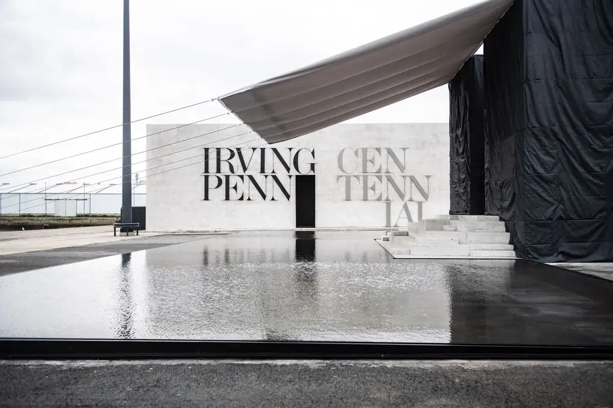 Edificio con letras gigantes 