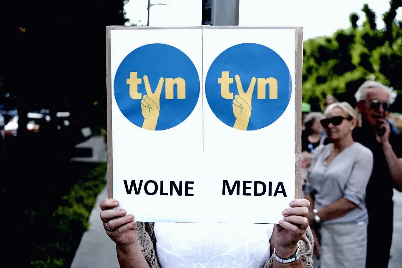 Transparentne media to podstawa demokracji. Dlaczego politycy PiS masowo bojkotują programy w niektórych stacjach tv?