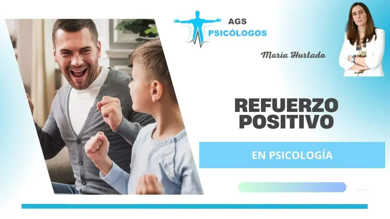 Padre e hijo celebran con pu&ntilde;os en alto. El texto dice 