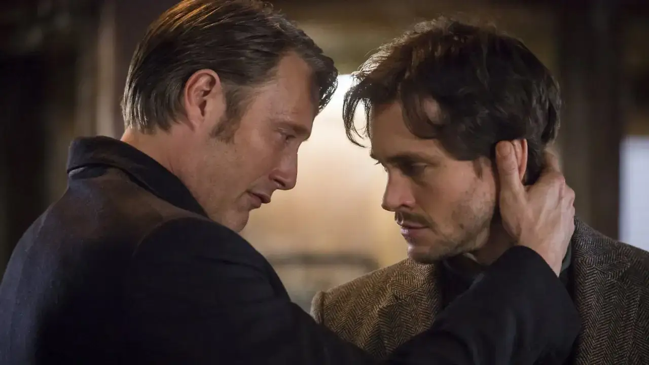 Mads Mikkelsen w serialu Hannibal, w intymnym uścisku z Willem Grahamem. To scena z jednego z jego najbardziej znanych film&oacute;w i seriali.