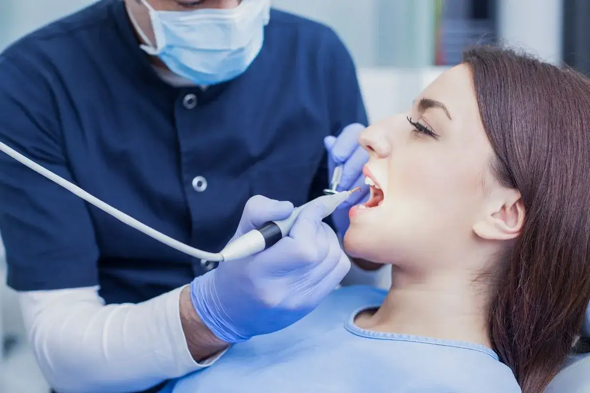 dentysta zakładający plombę