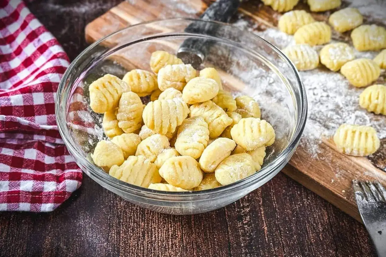 Frisch zubereitete Gnocchi, bereit zum Kochen. Die Gnocchi selber machen ist ein Genuss!