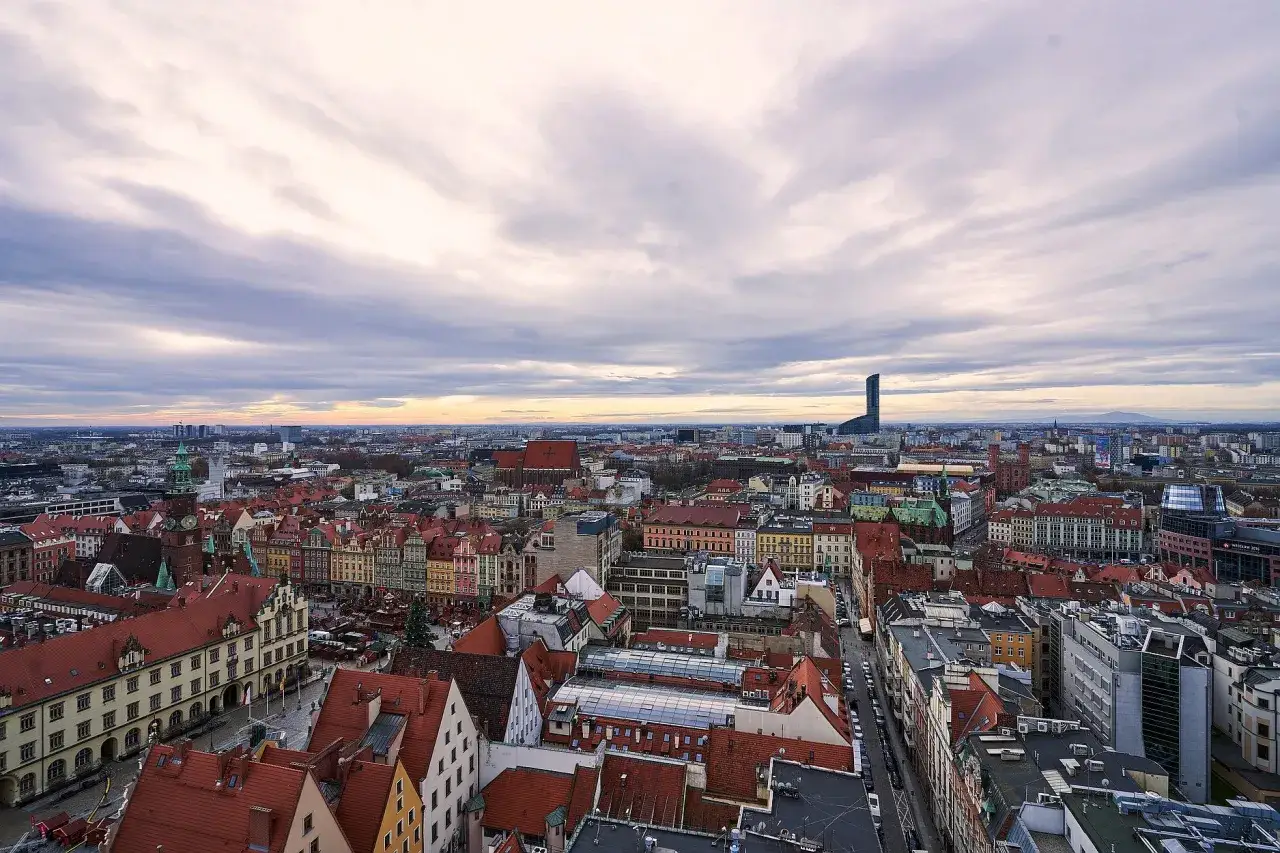 Widok na Wrocław z wieży widokowej. W oddali nowoczesny wieżowiec Sky Tower.