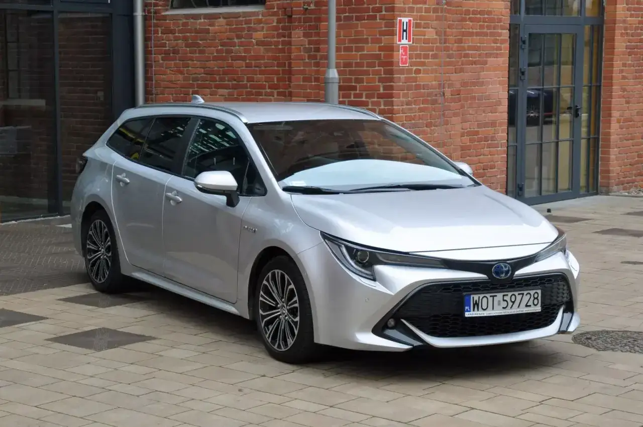 Srebrna Toyota Corolla kombi, hybryda. Czy to auto na CNG i hybryda, co to za paliwo?