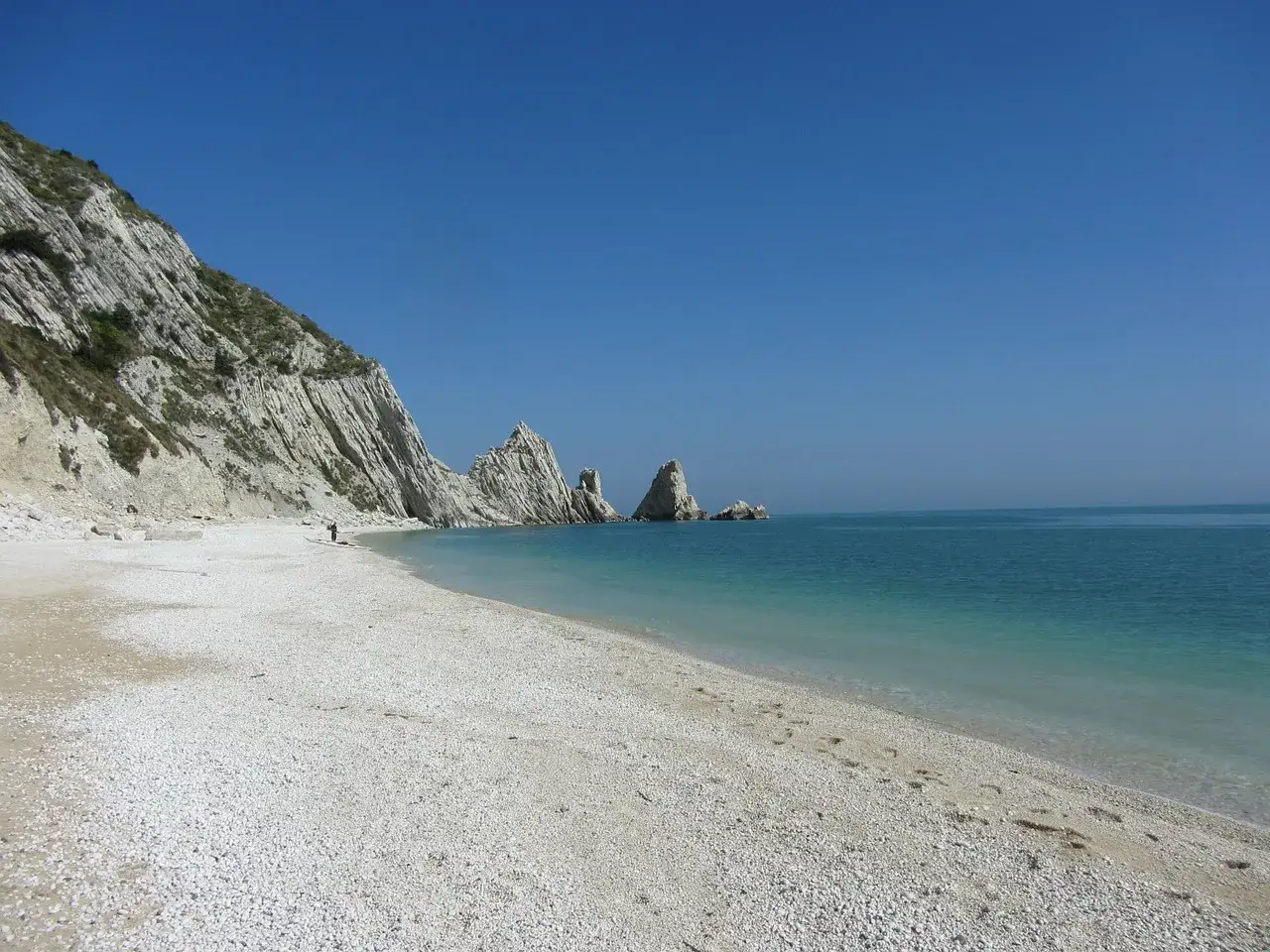La spiaggia delle Due Sorelle, con le sue iconiche rocce a picco sul mare Adriatico, offre uno scenario mozzafiato. La sabbia chiara e il mare cristallino invitano al relax.
