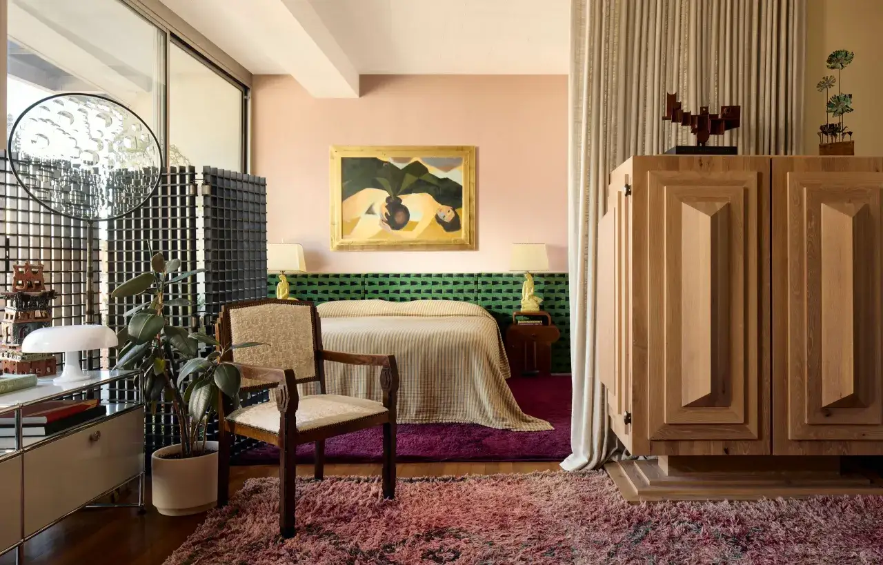 Dormitorio con varios tipos de alfombras: una rosa mullida, una morada y otra con estampado geométrico.