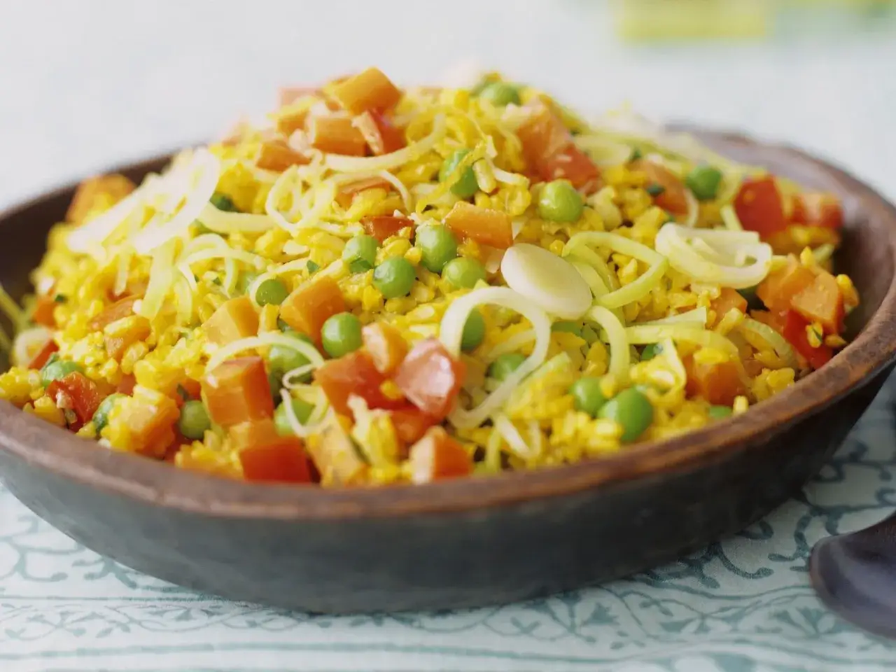 Bunter Reis mit Erbsen, Karotten und Lauchringen, eine k&ouml;stliche Inspiration f&uuml;r Safran Rezepte.