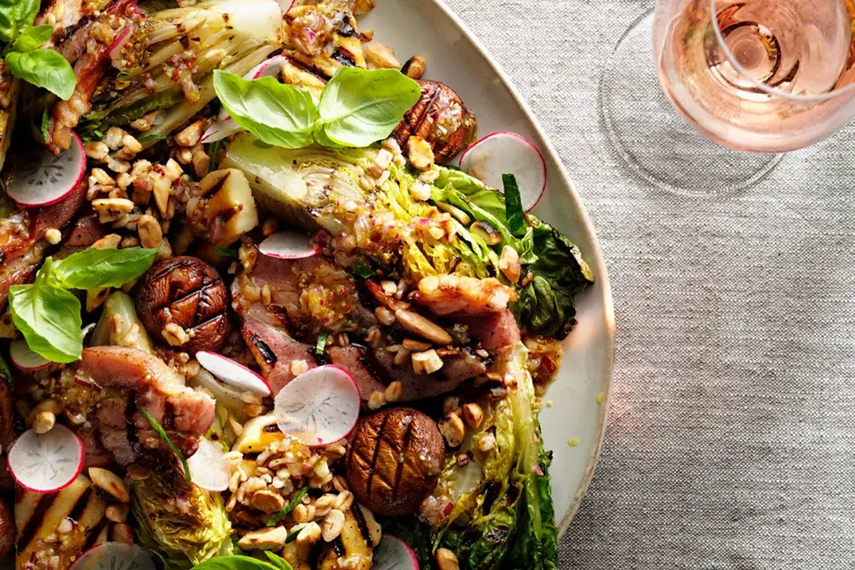 En härlig somrig mat-sallad med grillad romansallad, kött, rädisor och nötter. Perfekt för en ljummen kväll.