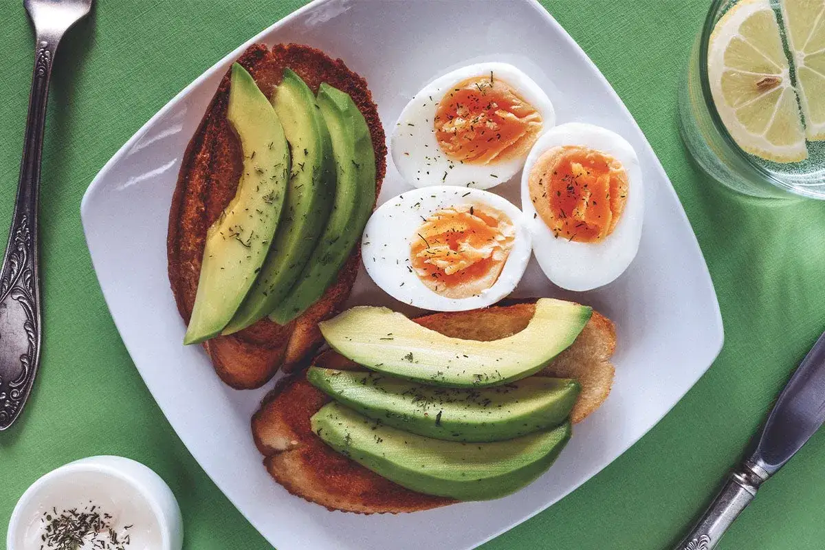 Uova e avocado su pane tostato, un piatto sano e gustoso.