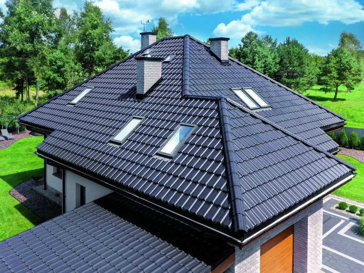 Skomplikowany dach z lukarnami i kominami