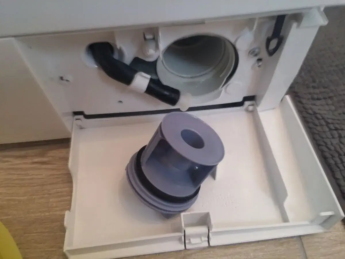 Bosch Waschmaschine Flusensieb reinigen: Das Flusensieb liegt bereit, um die Pumpe von Fusseln zu befreien.