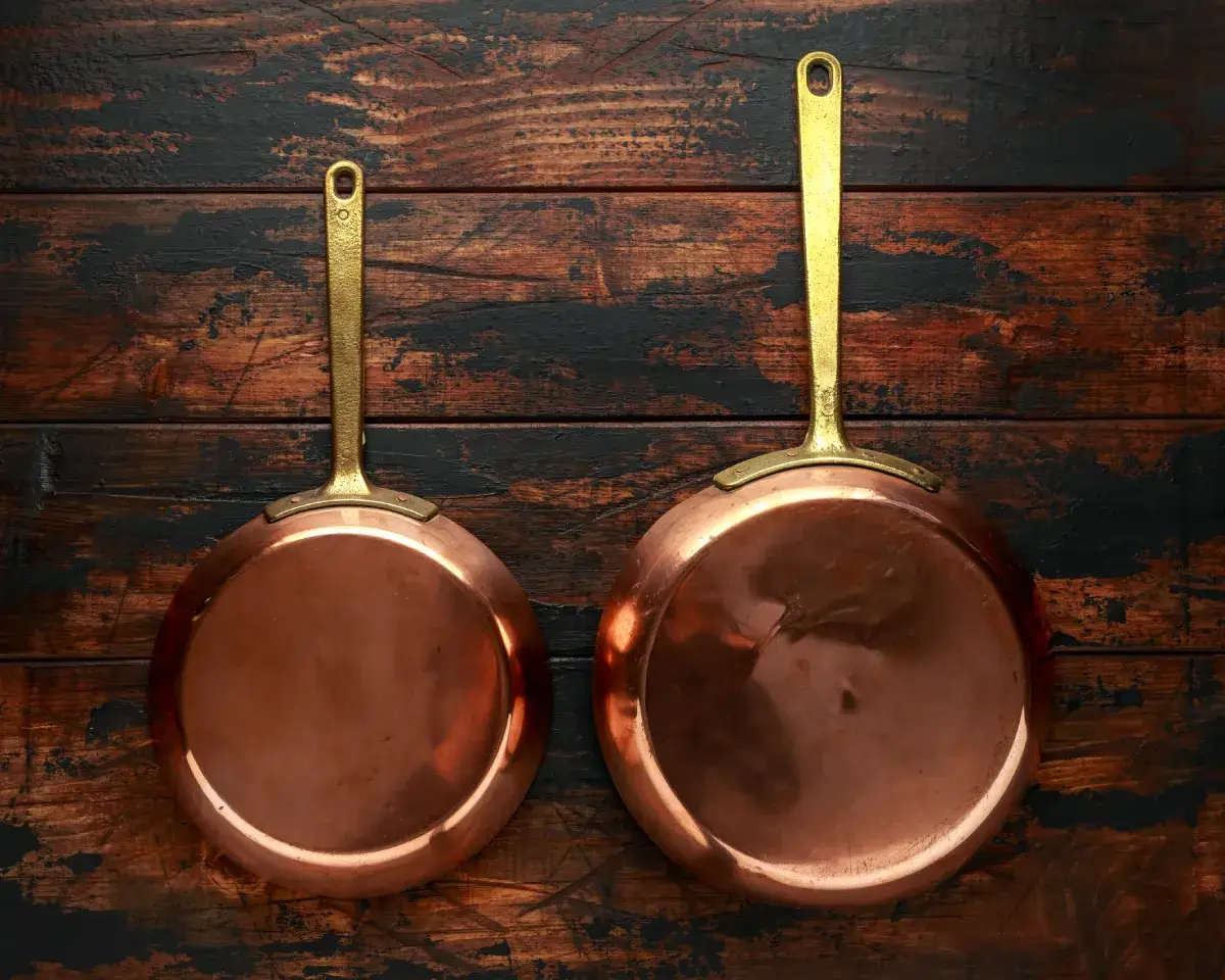 Patelnie z różnych materiałów: żeliwna, aluminiowa, stalowa, miedziana