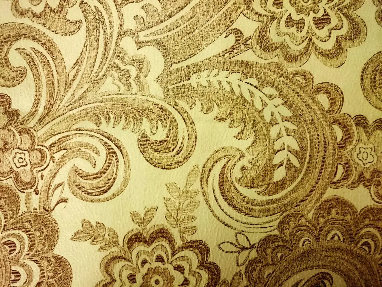Un motif floral abstrait aux tons s&eacute;pia, &eacute;voquant un style vintage. Les volutes et les feuilles s'entrelacent pour cr&eacute;er un design complexe.