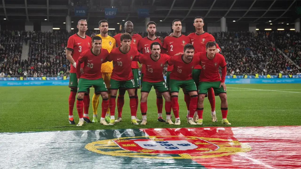 Piłkarze Portugalii w czerwonych strojach, gotowi do gry w meczu przed Euro.
