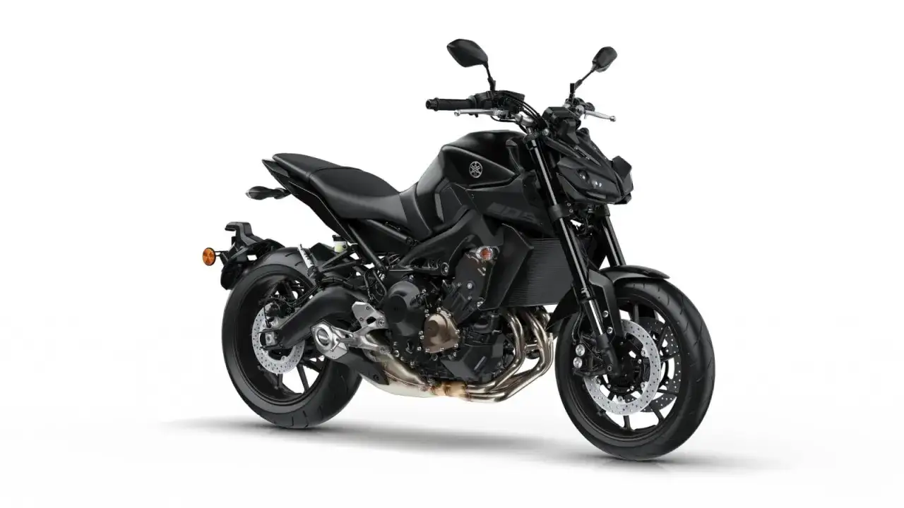 Czarny motocykl Yamaha MT-09 na białym tle. Szczegółowe yamaha mt-09 dane techniczne dostępne dla tego modelu.