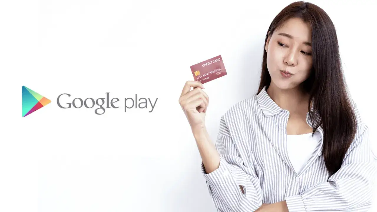 Kobieta z kartą kredytową obok logo Google Play. Dowiedz się, jak usunąć kartę z Google Play.