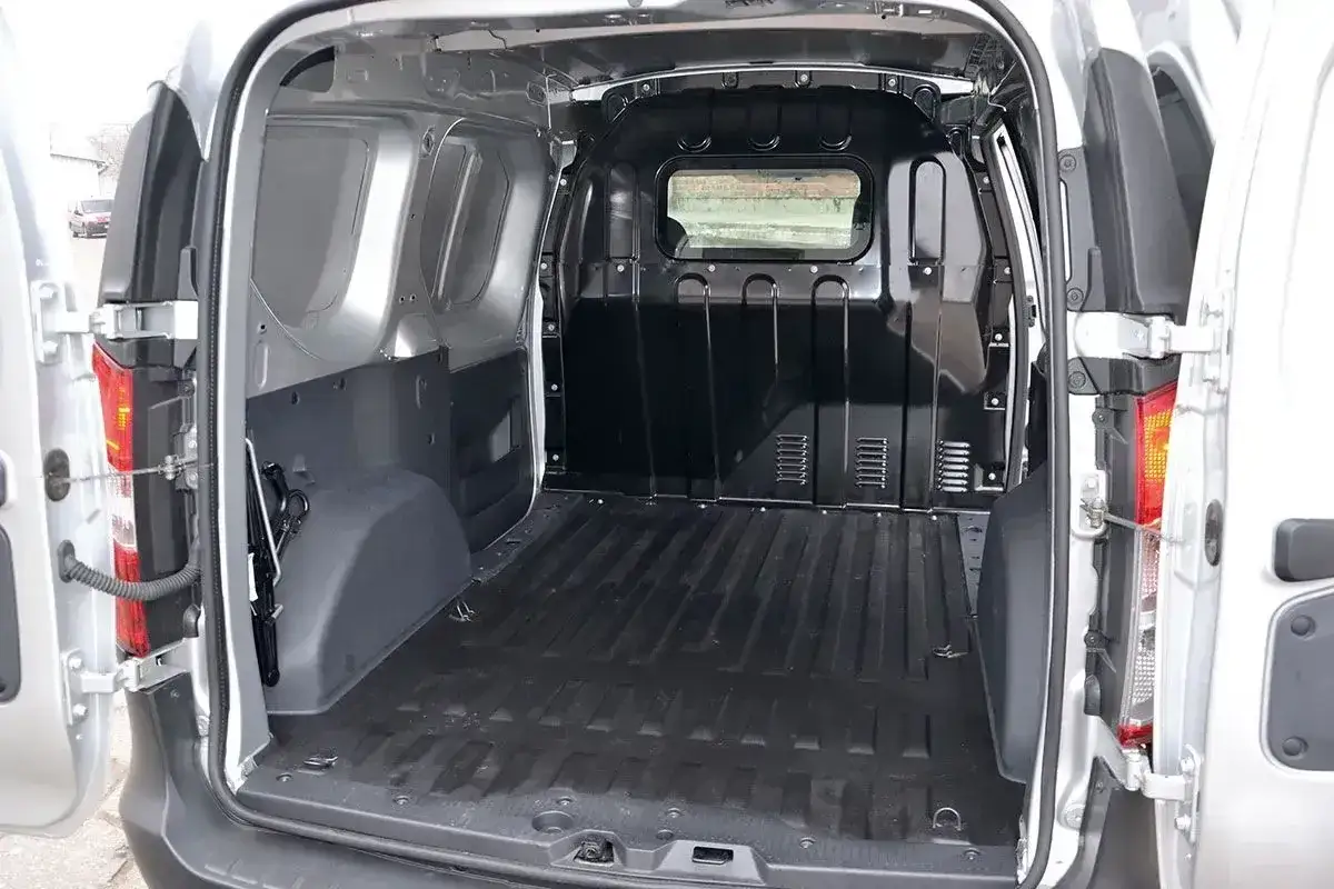 Pusta przestrzeń ładunkowa Dacia Dokker, idealna do przewozu towarów. Sprawdź dacia dokker wymiary paki, by zaplanować transport.