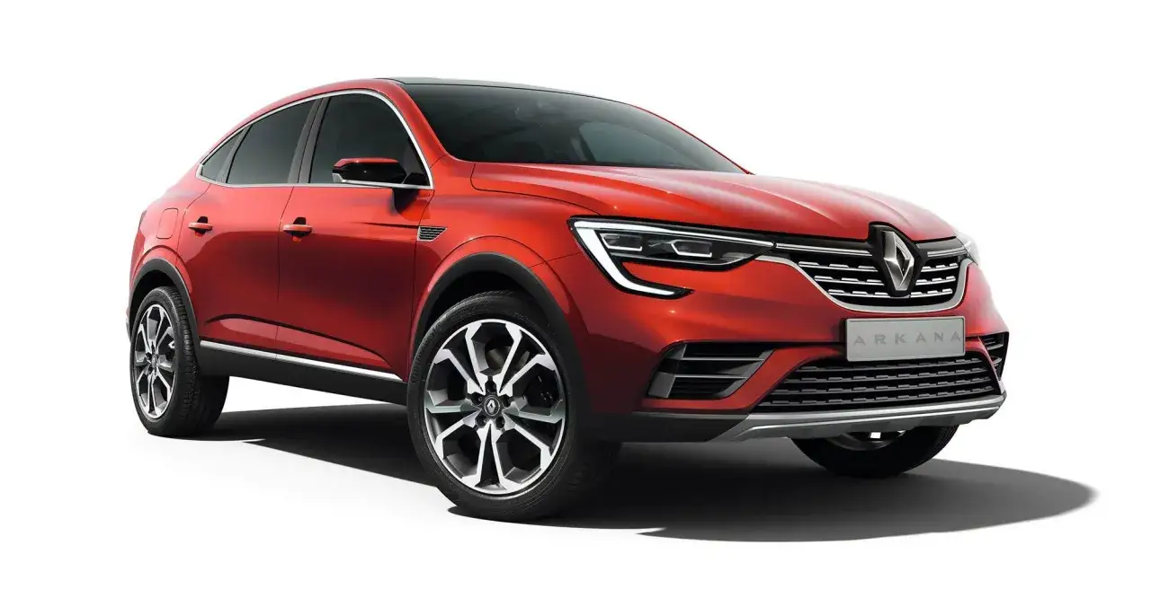 Röd Renault Arkana, redo för ett test. Denna coupé-SUV kombinerar sportig design med praktisk användning.