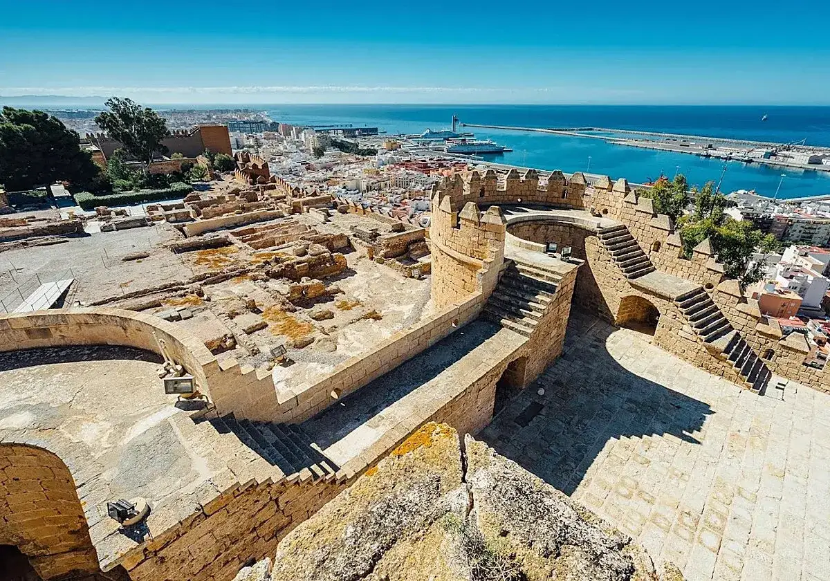 Ruinas de la Alcazaba de Almería, un lugar imprescindible que ver en Almería capital. Vistas del puerto y el mar Mediterráneo.