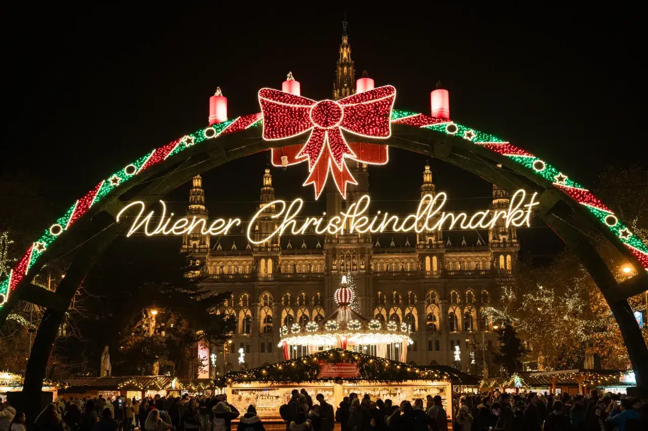 Un arco de luces navideñas ilumina la entrada al Wiener Christkindlmarkt, un mercado festivo en Viena en Navidad.