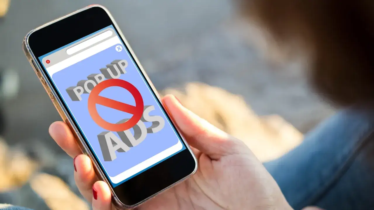 Schermo di uno smartphone con un simbolo di divieto su